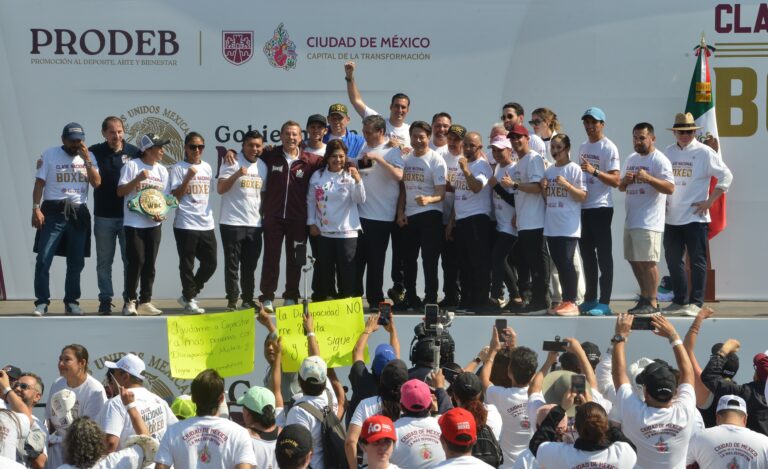 Récord histórico en el Zócalo: más de 42 mil personas participaron en la Clase Nacional de Boxeo 2025