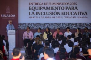 Rubén Rocha equipa a 958 escuelas de Sinaloa