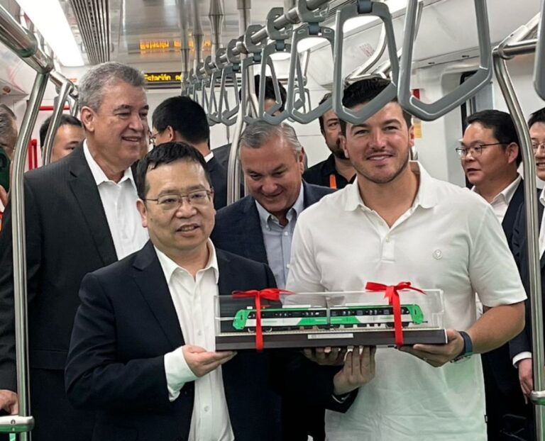 Samuel García pone en marcha nuevos trenes de la Línea 1 del Metrorrey