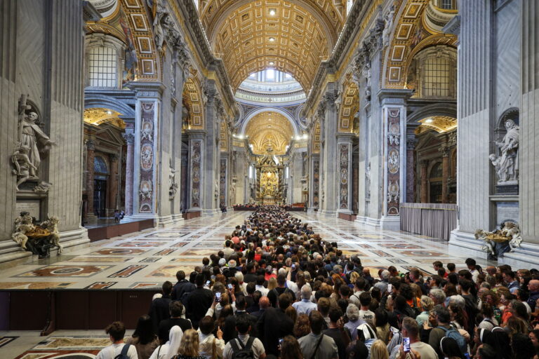 Trasladan cuerpo del papa Francisco a Basílica de San Pedro