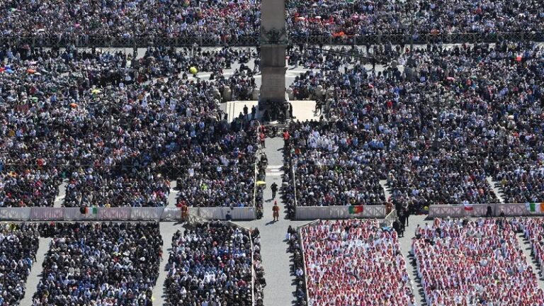 Más de 250 mil personas acuden a despedirse del Papa Francisco
