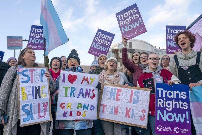Duro golpe a la comunidad trans en Reino Unido, define legalmente a la mujer por sexo biológico
