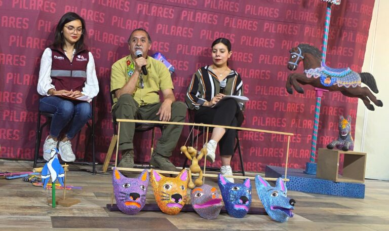 Alejandro Camacho revive la historia de México a través de juguetes hechos a mano