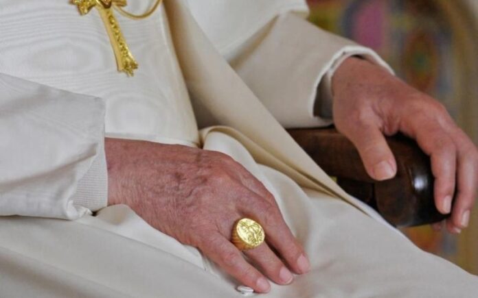 Anulan Anillo del Pescador del Papa Francisco a 16 días de su muerte
