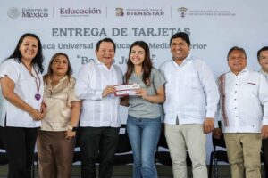 Díaz Mena entrega becas "Benito Juárez" a jóvenes estudiantes