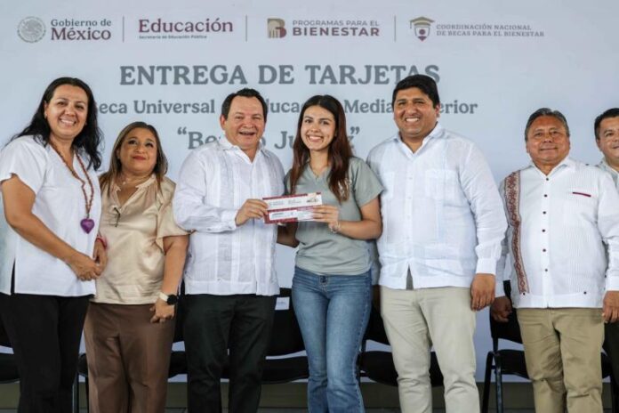 Díaz Mena entrega becas 