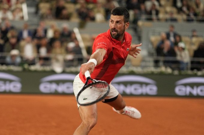 Djokovic debuta con victoria sólida en Roland Garros bajo condiciones climáticas adversas