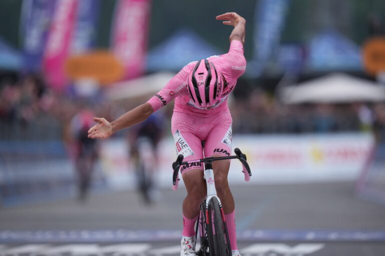 El mexicano Isaac del Toro conquista Bormio y mantiene la Maglia Rosa