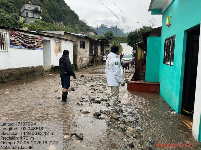 Fuertes lluvias dejan un muertos y daños en vehículos y viviendas en Chiapas
