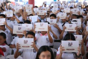 Gobierno de Tabasco entrega más de 8 mil tabletas a estudiantes de Macuspana