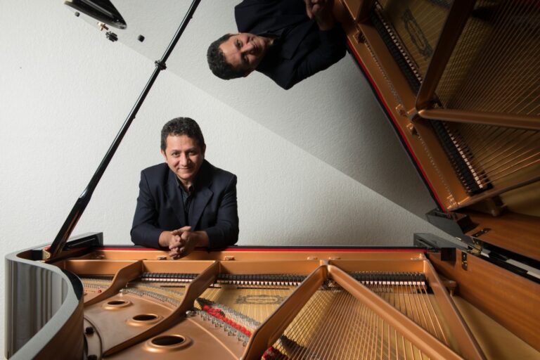 Héctor Infanzón celebra 45 años de carrera con concierto gratuito en la Sala Hermilo Novelo