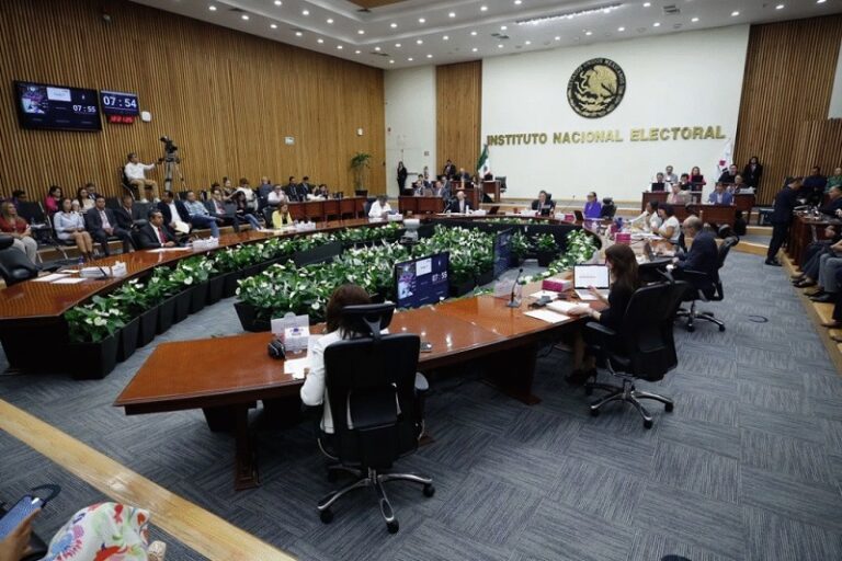 Define INE llamados a no votar y acordeones como delitos electorales por igual