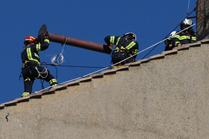Instalan chimenea en la Capilla Sixtina para cónclave