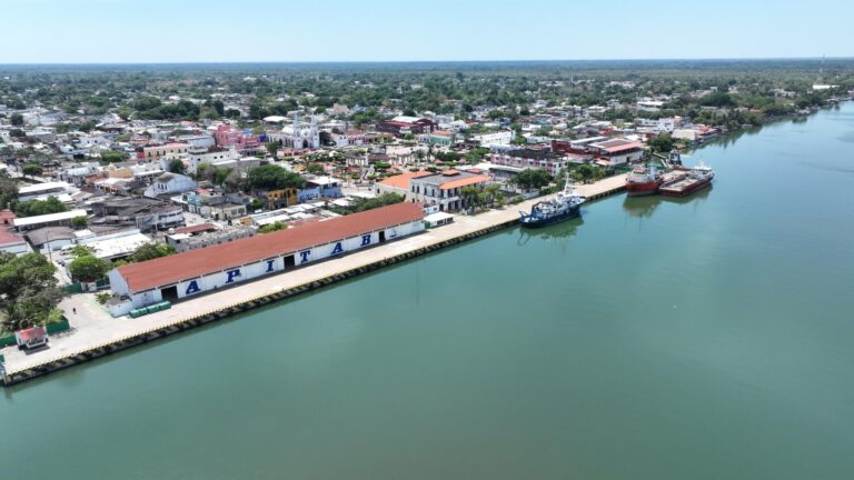 Javier May supervisa terreno donde se construirá el nuevo Puerto de Frontera