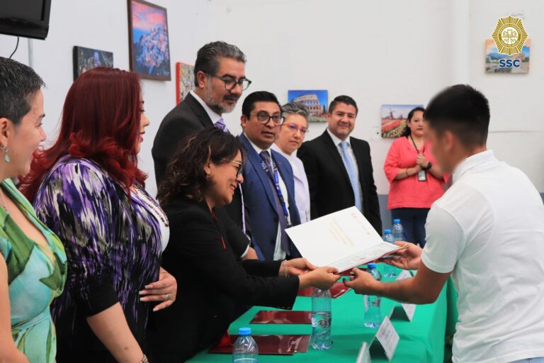 Jóvenes en reintegración social reciben constancia oficial en curso de barbería y corte de cabello
