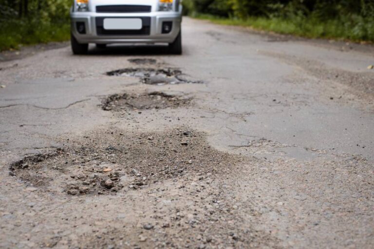 Cuando la ruta se vuelve tu enemiga: cómo prevenir daños por rutas en mal estado