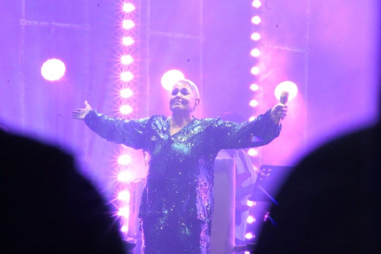 Lupita D’Alessio paraliza el Zócalo capitalino con concierto masivo por el Día de las Madres