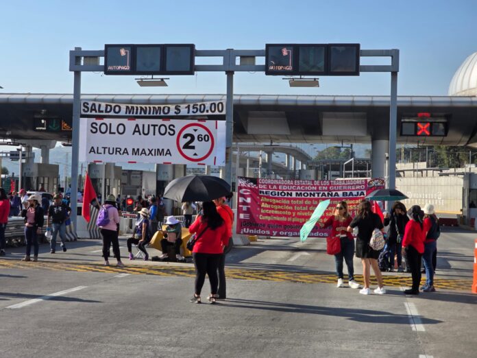 Maestros de la CNTE toman casetas de autopistas hacia CDMX