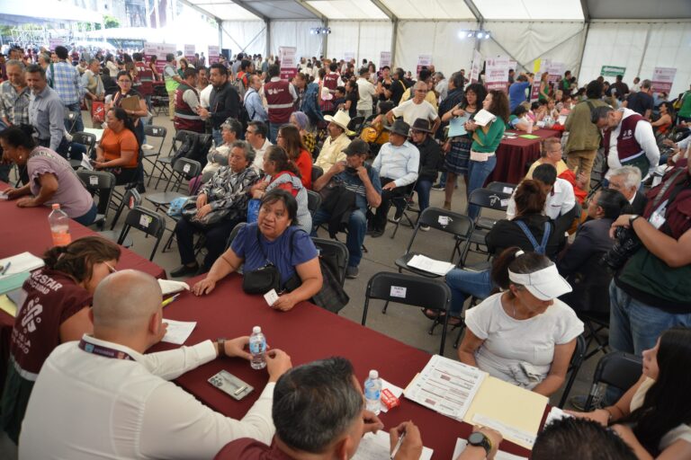 Más de mil ciudadanos atendidos en el Zócalo durante jornada directa con Brugada