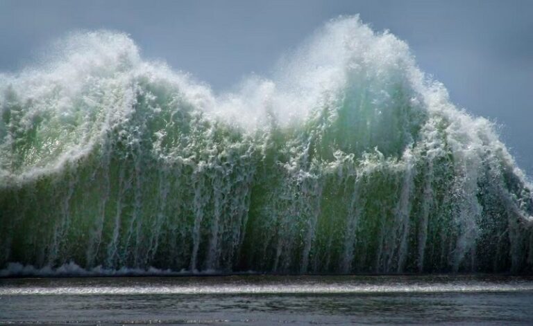 ¡ALERTA! Megatsunami de 300 metros amenaza la costa oeste de Estados Unidos