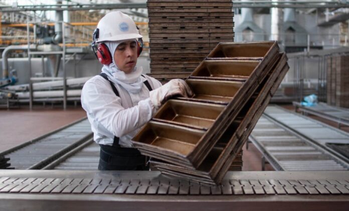 Mercado laboral registra una mejoría en abril: Inegi