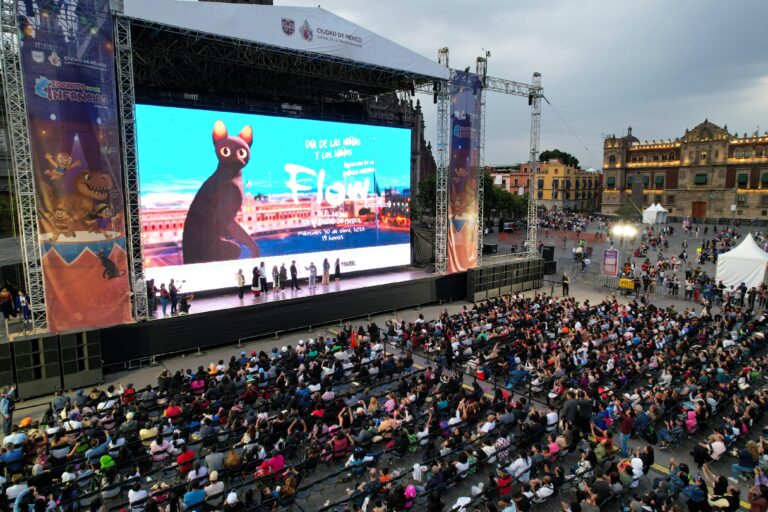 Multitud invade el Zócalo para ver Flow, la película animada del momento