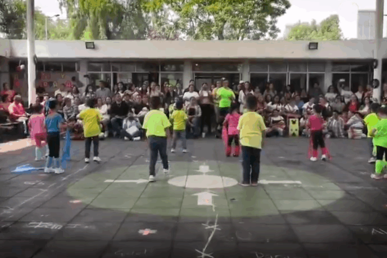 Niñas y niños del CENDI Balbuena celebran a sus mamás con festival noventero