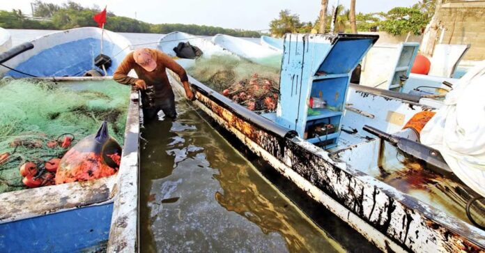 Pemex reconoce fuga de crudo cerca de terminal de Dos Bocas