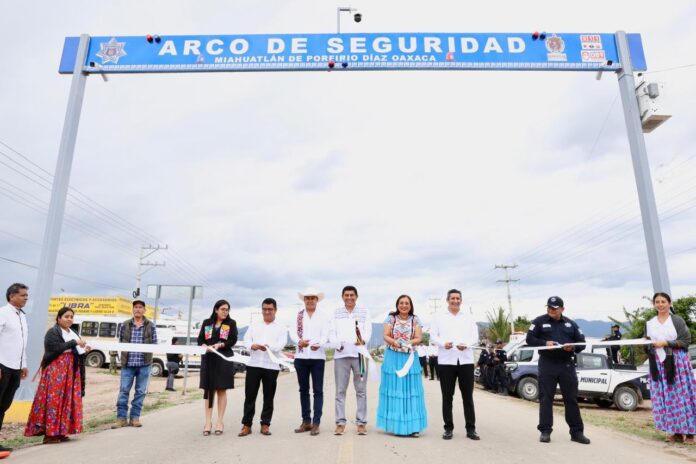 Salomón Jara inaugura arco de seguridad en Miahuatlán