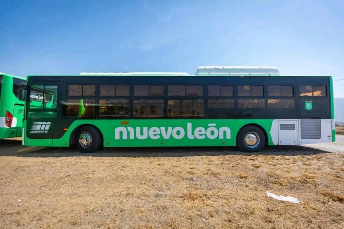 Samuel García arranca operación de nuevas unidades del transmetro