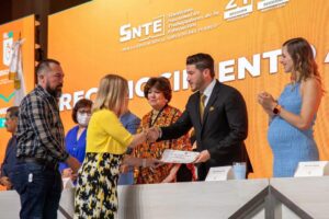 Samuel García reconoce a los maestros de Nuevo León