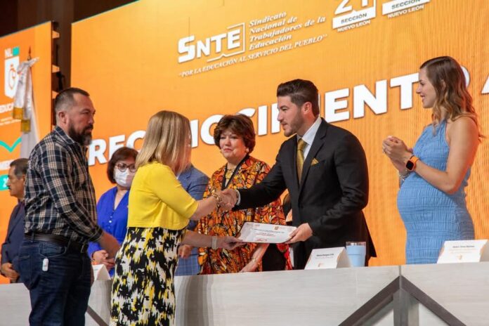 Samuel García reconoce a los maestros de Nuevo León