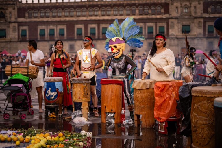 Zócalo vibra con la Gran Danza Mexica que honra raíces originarias del país