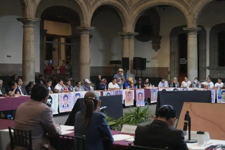 Acuerda Claudia Sheinbaum con padres de normalistas de Ayotzinapa “nuevos esquemas de investigación”