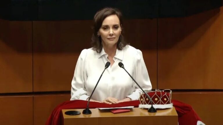Regala Lilly Téllez traje de rey a Noroña