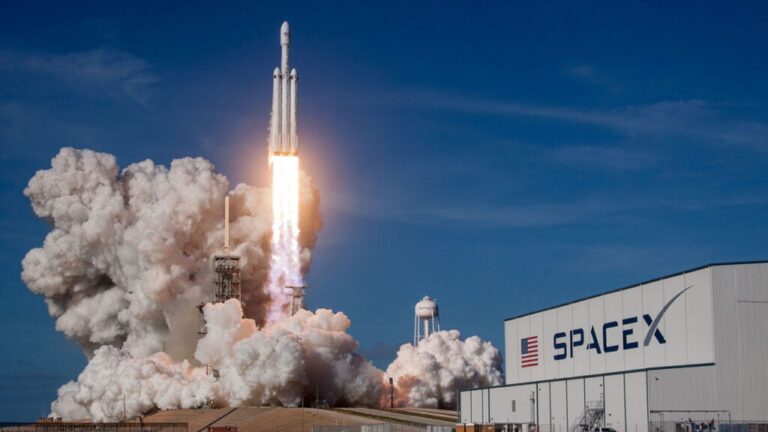 SpaceX anuncia misión histórica a Marte para 2026