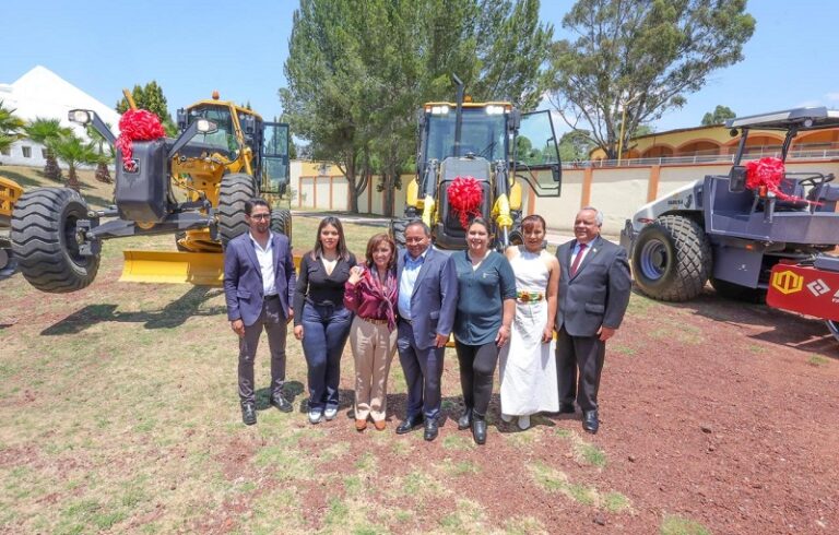 Presencia gobernadora entrega de maquinaria de construcción para obra hídrica de Apizaco
