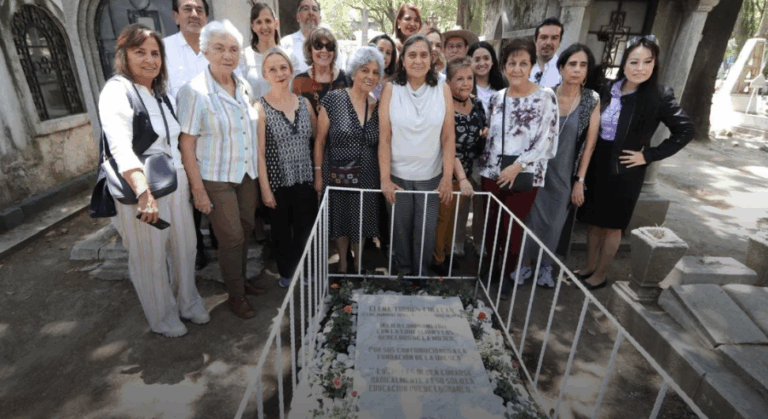 Colocan lápida en el Panteón de Xoco a la tumba de la  maestra  Elena Torres Cuéllar; sus restos estuvieron 50 años sin nombre