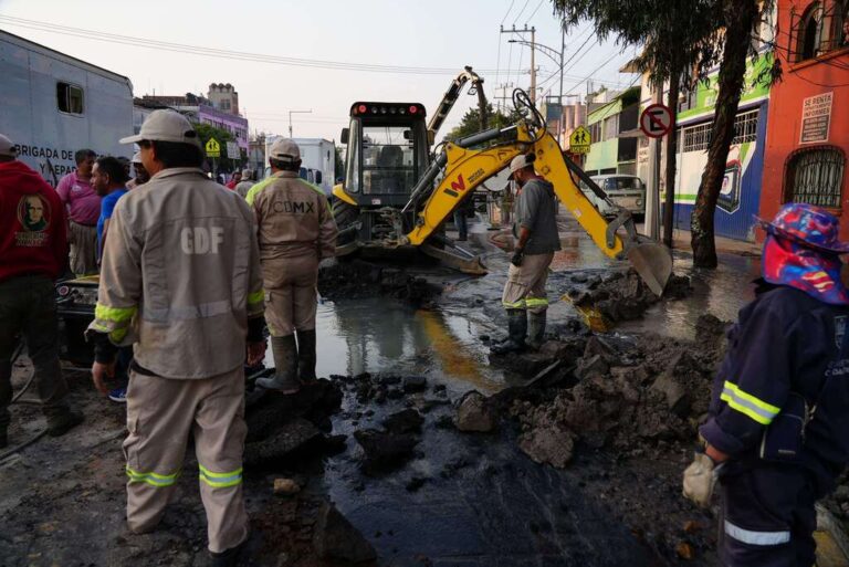 ¡Caos hídrico en Venustiano Carranza! Fuga deja colonia sedientas y calles inundadas