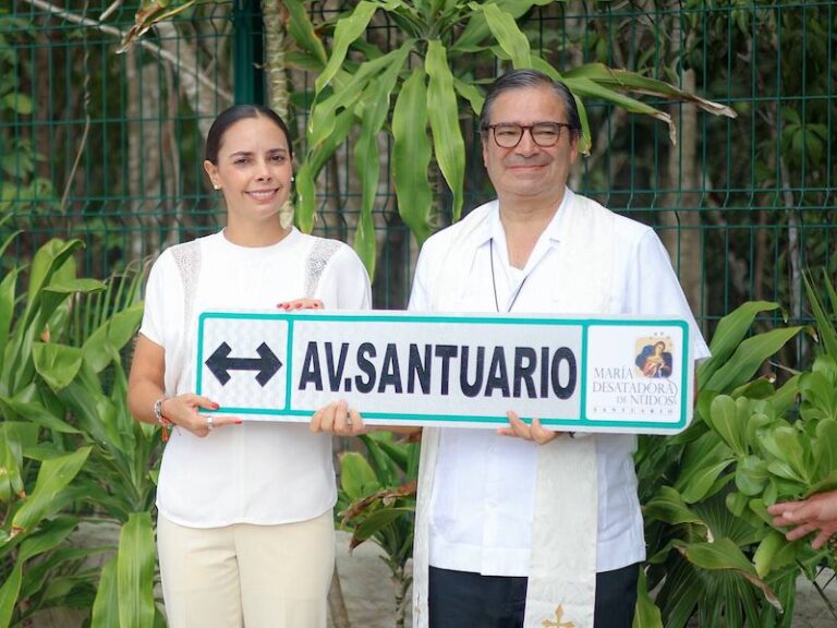 Entrega Ana Paty Peralta nomenclatura de Avenida Santuario