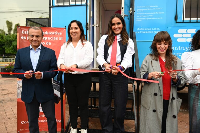 Alcaldesa inaugura aula digital móvil con cursos gratuitos para adultos mayores en Cuauhtémoc