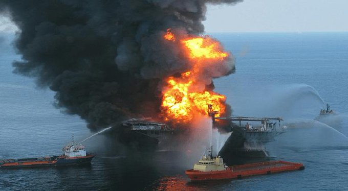 Barco se incendia con 3 mil autos a bordo; salió de China con destino a México