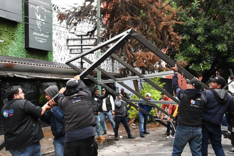 Benito Juárez refuerza orden urbano con retiro de pérgolas en vía pública