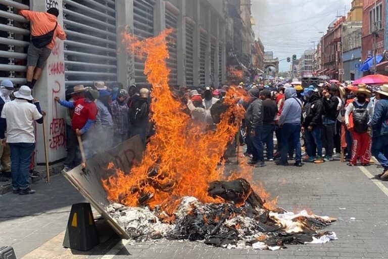 Realiza CETEG destrozos y quemas dentro del edificio de SNTE en CDMX