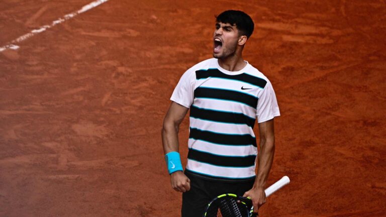 Carlos Alcaraz alcanza los cuartos de final en París tras vencer a Shelton