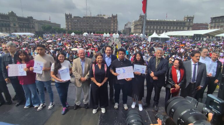 Clara Brugada entrega 10 mil becas de transporte a jóvenes universitarios en CDMX