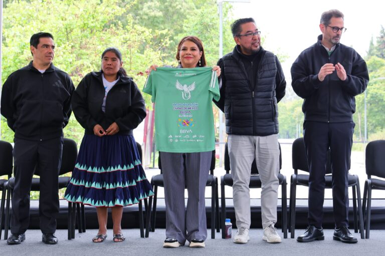 Clara Brugada presenta medallas con quetzal y Cihuacóatl para el Maratón y Medio Maratón CDMX