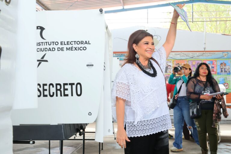 Clara Brugada vota en Iztapalapa durante histórica elección del Poder Judicial