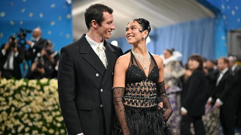 Dua Lipa y Callum Turner confirman su compromiso