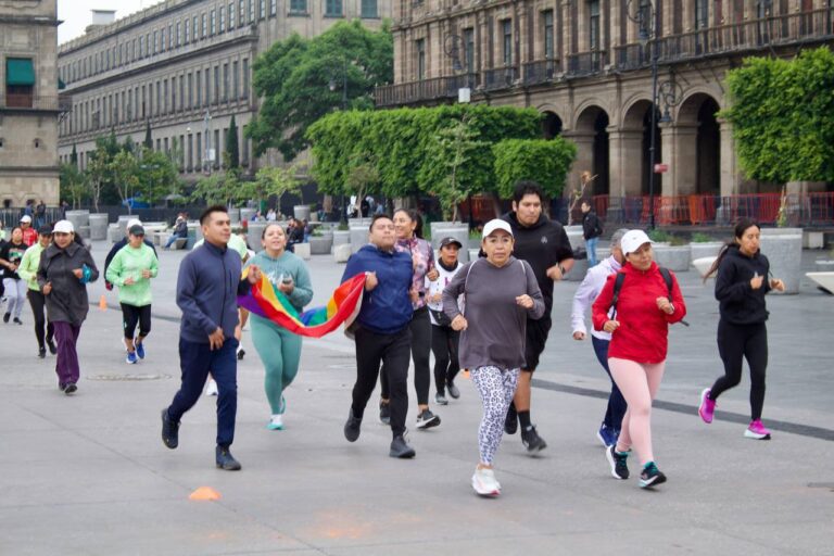 Inauguran pista de atletismo en el Zócalo para entrenar rumbo al Maratón CDMX